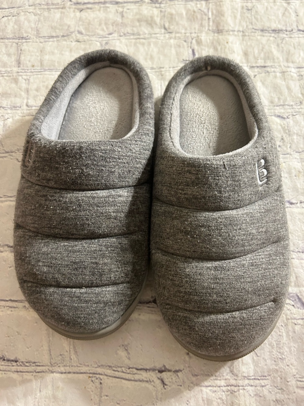 LONGBAY MEMORY FOAM QUILTED JERSEY INDOOR/OUTDOOR GREY SLIPPERS SIZE 9-10